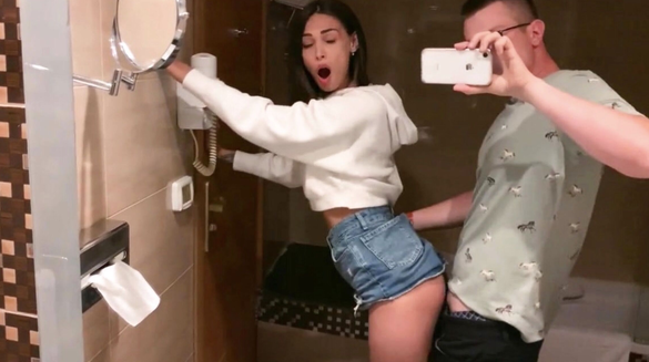 Guy Films Hot Sex With His Sexy Girlfriend On His Phone!