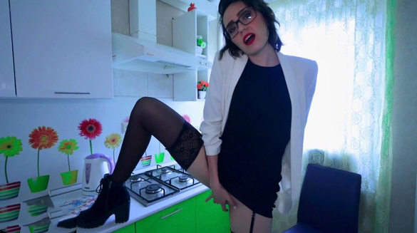 Hot Realtor Showed The House With No Panties... Just To Sell It Faster!