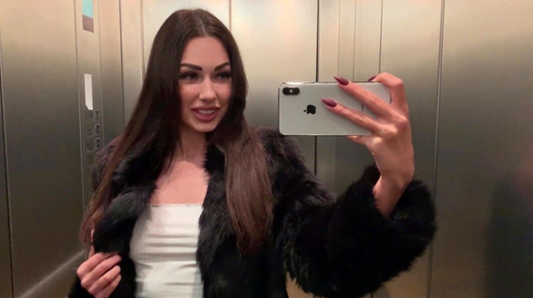 Gorgeous Slut Will Suck Your Cock For An iPhone... And Anything Else You Want!