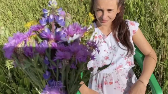 Gave Her Flowers Then Fucked Her Hard In The Open Field!
