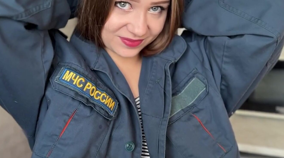 She Thanked The Repairman By Riding His Cock Hard!