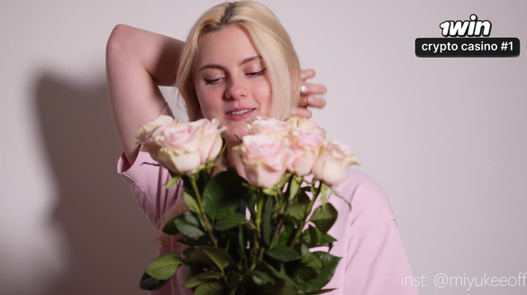 She Got Flowers From Admirer And Immediately Got Wet For His Cock